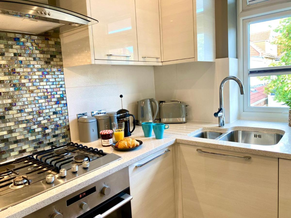 2 Min Walk To The Best Beach! Stunning Newly Refurbished Stylish 2 Bedroom Apartment! - Great Location - Free Parking - Fast Wifi - Smart Tv - Sleeps Up To 4! Close To Bournemouth & Poole Town Centre & Sandbanks Exterior photo